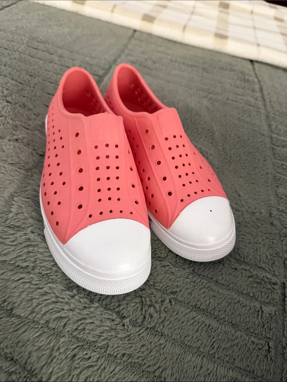 J crew kids waterproof sneakers Native Style Coral Big Kids 5 NEW